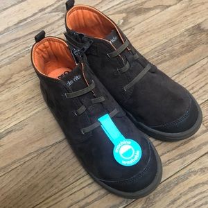 Boys stride right shoes